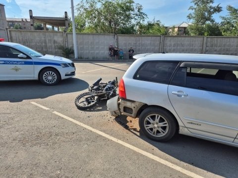 Мотоциклист без прав врезался в припаркованную &quotТойоту&quot ГИБДД по Бурятии