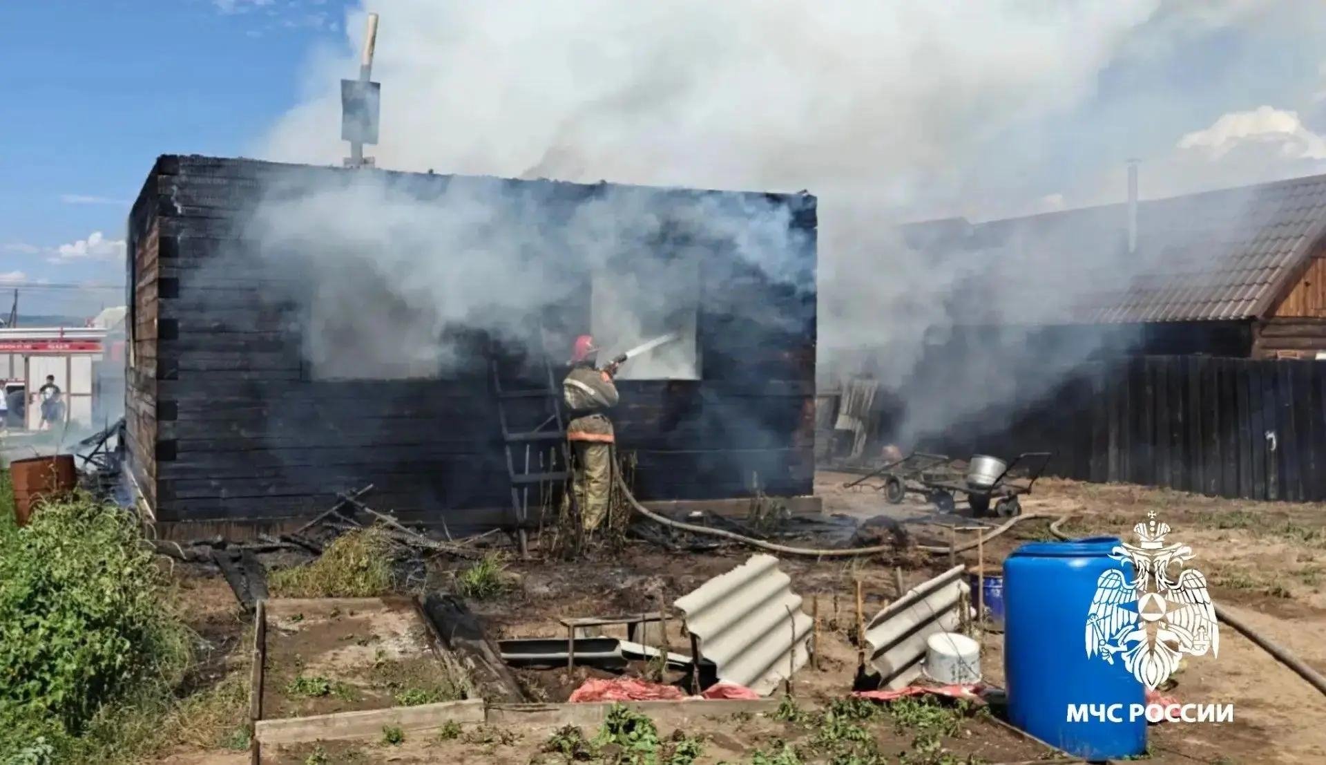 Огонь вспыхнул в доме на улице Коммунистическая в селе Нижняя Иволга МЧС по Бурятии