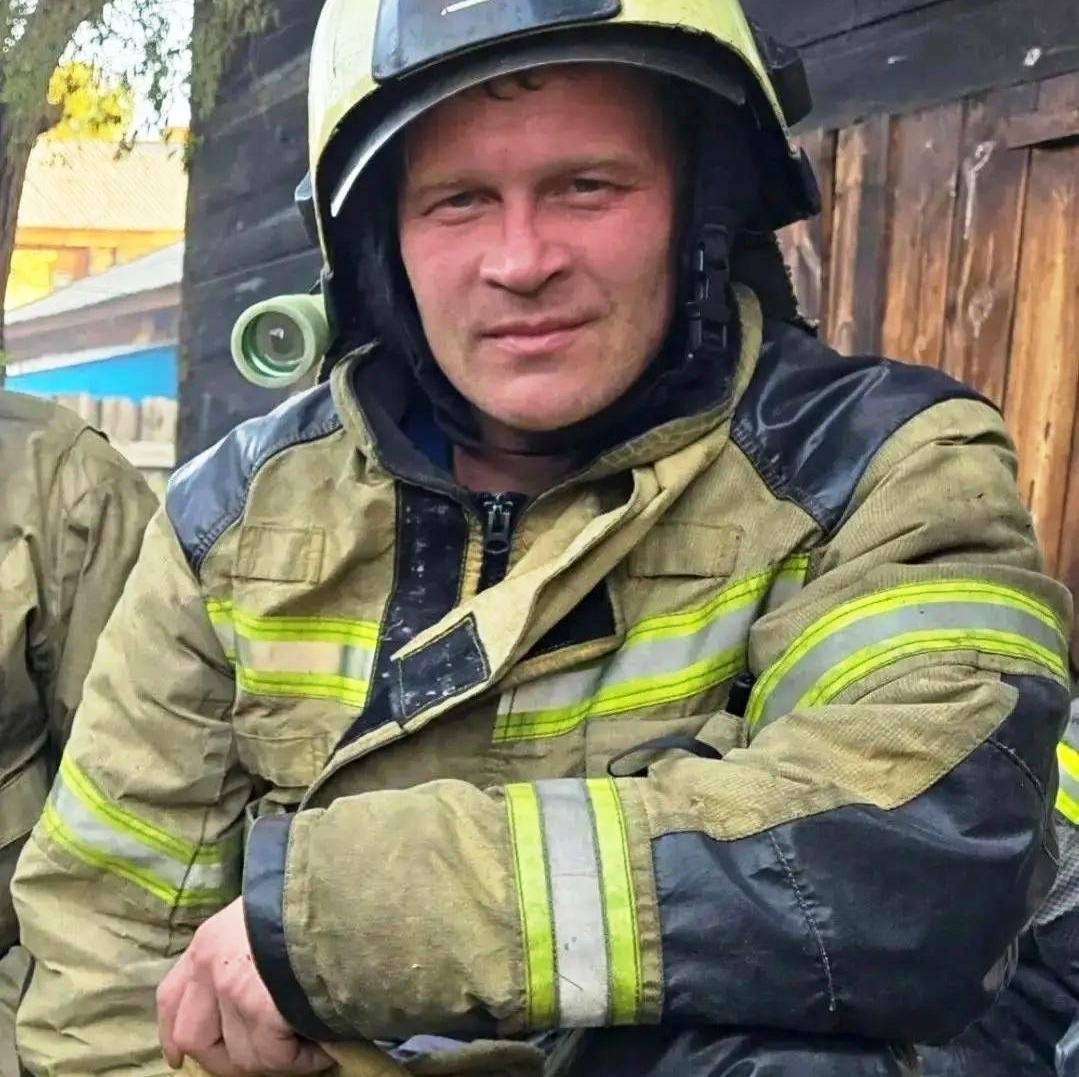 Пожарный Максим Гончаров спас мужчину из автомобиля, упавшего в воду МЧС по Бурятии