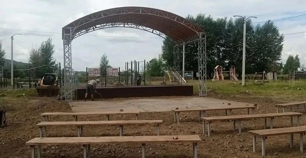 Новую сцену в парке &quotМолодёжный&quot создали по проекту местного ТОС в рамках инициативного бюджетирования. Бичура-инфо.24/7