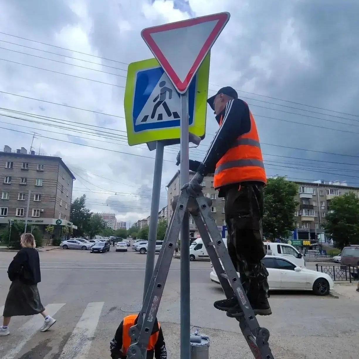 Знаки должны стоять надежно администрация г. Улан-Удэ