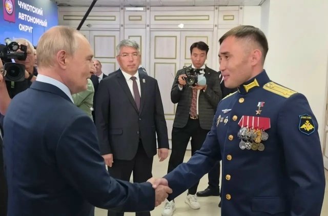 Президент Владимир Путин поддержал инициативу Героя России Дашибала Мункожаргалова о благоустройстве дворов и общественных пространств в военных городках соцсети А. Цыденова