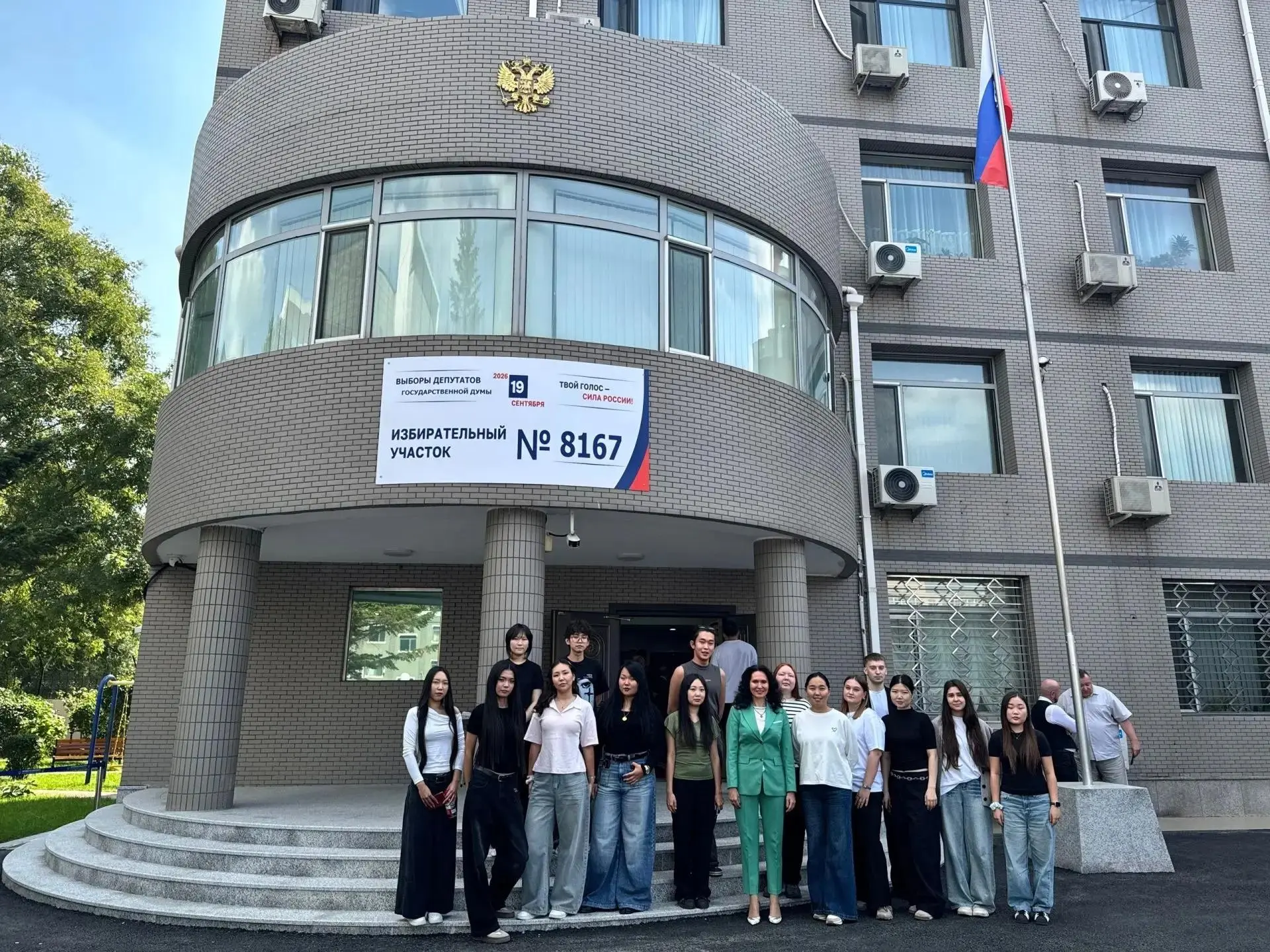 Находясь на стажировке в Китае, студенты БГУ съездили в консульство, чтобы проголосовать БГУ
