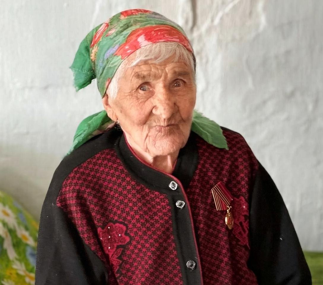 Ударника коммунистического труда в Бурятии поздравили с 95-летием минсоцзащиты региона